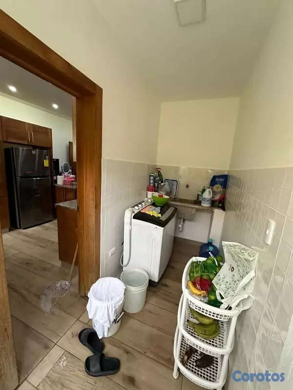 casas - Casa de dos niveles + marquesina en el 5to centena 2