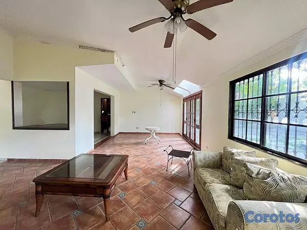 casas - Casa de 5 habitaciones 3 baños en alquiler en Juli 4