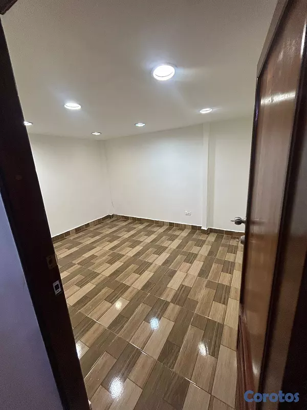 oficinas y locales comerciales - 🏢 Oficina en Alquiler – Plaza Central (Av. Churchi 3