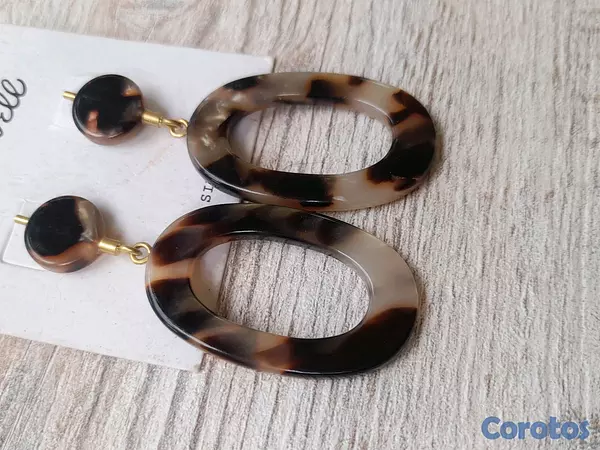 joyas, relojes y accesorios - Se Vende Aretes marrones en animal print  4