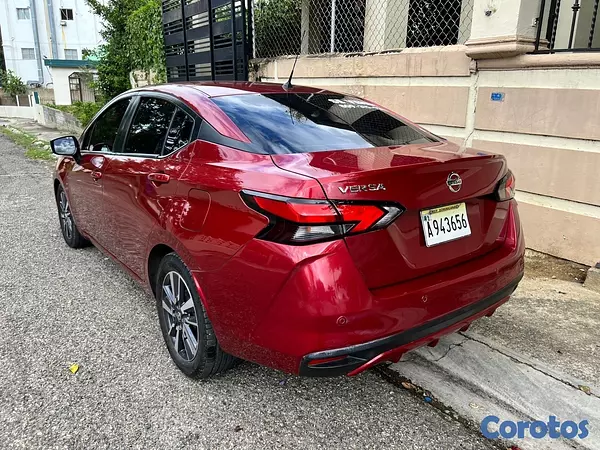carros - Nissan versa rojo  3