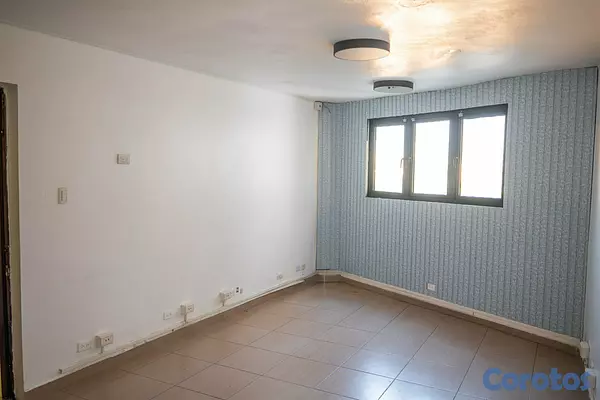 oficinas y locales comerciales - Oficina con baño privado y Luz incluida Frente a P 3