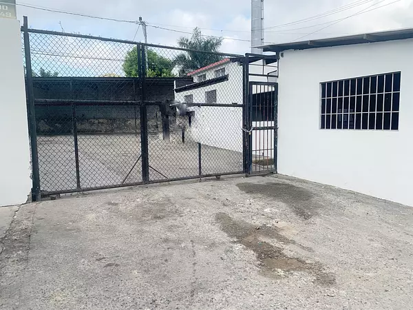 oficinas y locales comerciales - Local amplio en Arroyo hondo  3