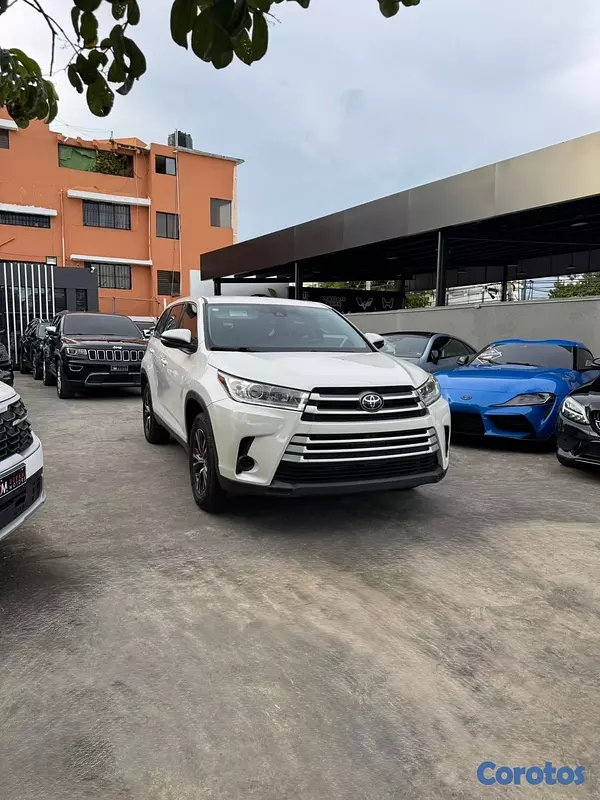 jeepetas y camionetas - Toyota Highlander LE 2019 3