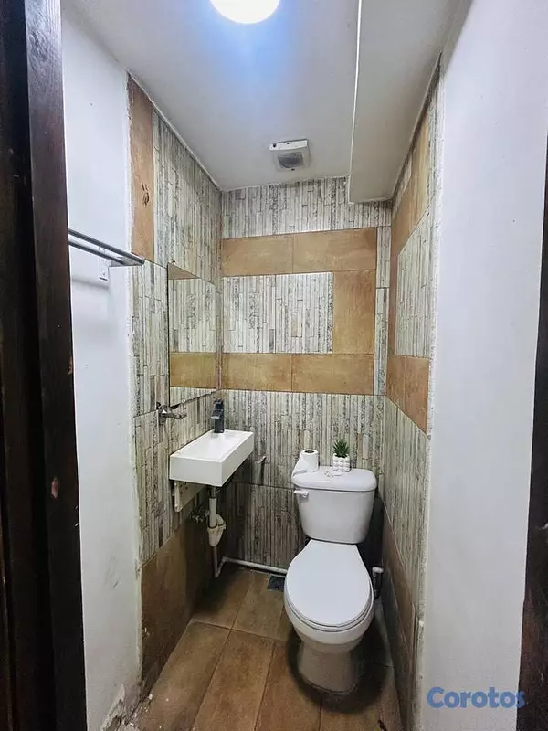 oficinas y locales comerciales - Local comercial de 135mt2 en alquiler en Los Prado 4