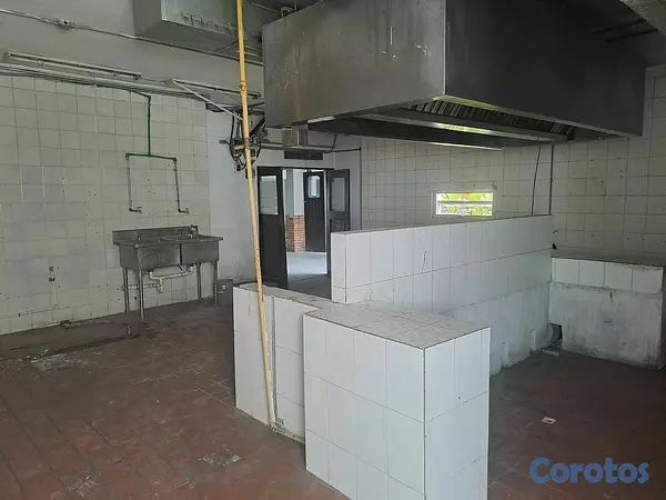 oficinas y locales comerciales - 🔵Alquilo Local 350 mts 1er piso en Julieta 10