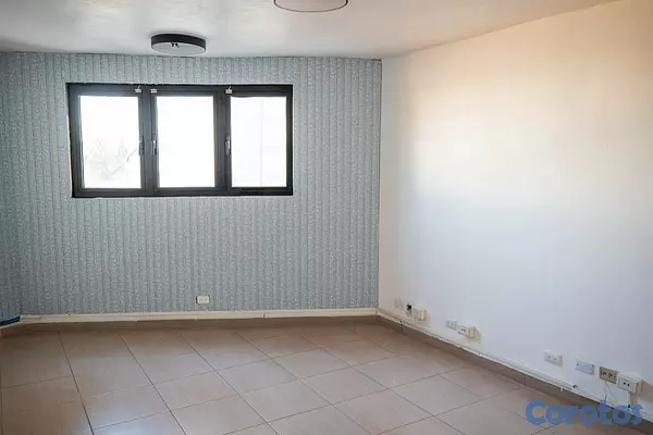 oficinas y locales comerciales - Oficina con baño privado y Luz incluida Frente a P 4