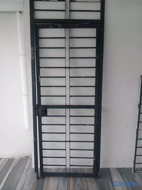 herramientas, jardines y exterior - Puerta de hierro con su llavin 1