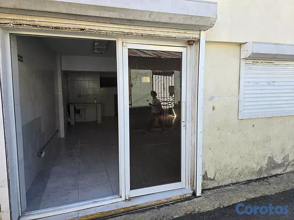 oficinas y locales comerciales - Local, amplio salón con baño dentro.  A 5 metros d 3