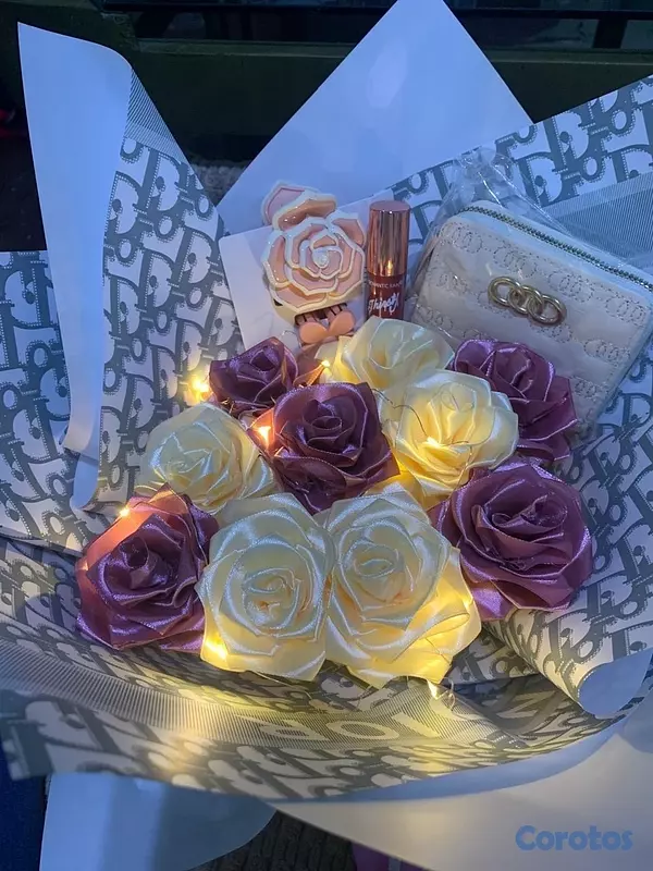 Otros productos - vendo arreglo de flores eternas y combos de cartera con llavero  6