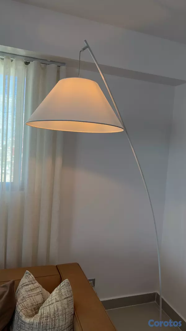 decoración y accesorios - lámpara de piso curva, casi nueva, RD$3,000.00 5
