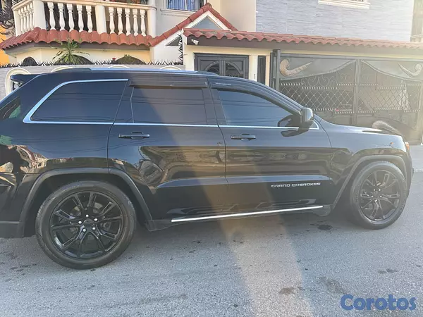 jeepetas y camionetas - Venta Jeep grand cherokee Laredo 2014 excelentes c 5