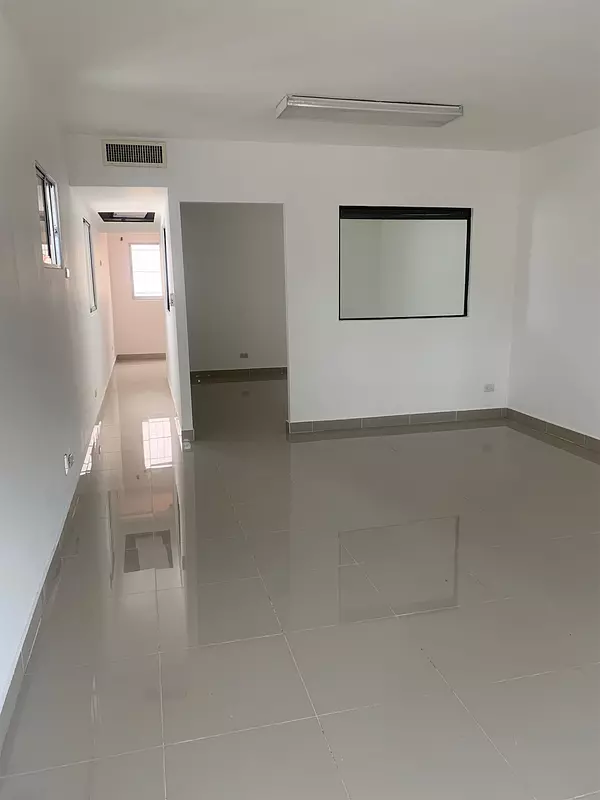 oficinas y locales comerciales - Local en zona comercial a una cuadra de la churchill 2