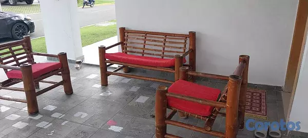 muebles y colchones - Juego de sala en madera (tipo bambú) con cojines – 1