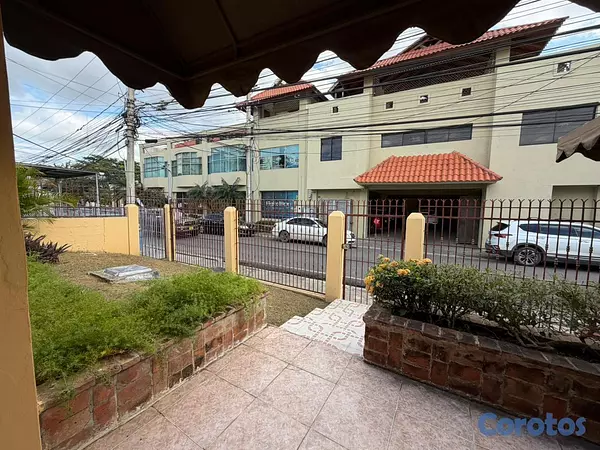 oficinas y locales comerciales - Casa en Jardines Metropolitanos ideal para negocio 2