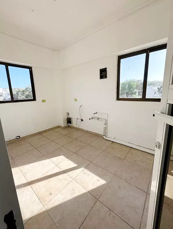 oficinas y locales comerciales - Local céntrico amplio espacio 3