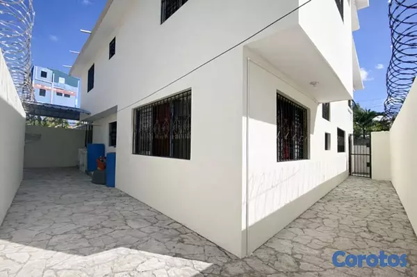 casas - Casa de dos niveles en venta en Miramar 3