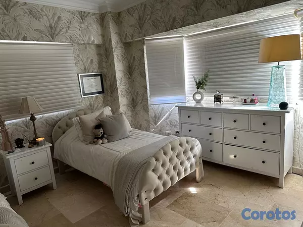 muebles y colchones - 2 camas Twin en caoba forradas en tela gris con co