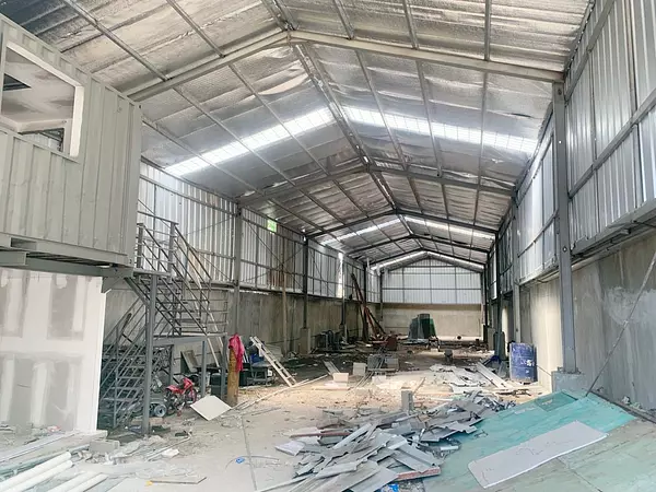 oficinas y locales comerciales - Nave céntrica en la Fe  4