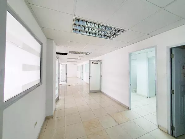 oficinas y locales comerciales - Local céntrico en Primer nivel  5