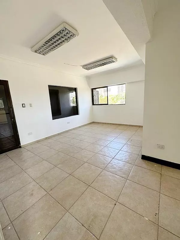 oficinas y locales comerciales - Local céntrico amplio espacio 4