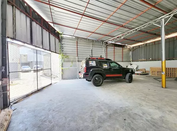 oficinas y locales comerciales - nave céntrica comercial en alquiler 3