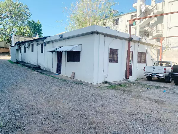 solares y terrenos - Propiedad céntrica en Herrera 5
