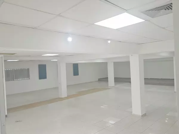 oficinas y locales comerciales - Local céntrico en Evaristo  8