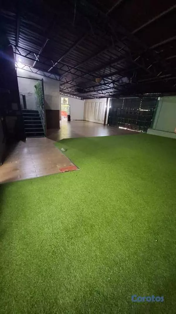 oficinas y locales comerciales - Local comercial de 700mt2 en alquiler en Jardines  2