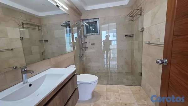apartamentos - alquiló la Esperilla piso 8 tres habitaciones con baño tres parqueos balcón  9