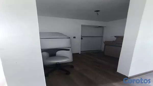 oficinas y locales comerciales - Local en alquiler en 4to piso con Balcón en Bella Vista. 5