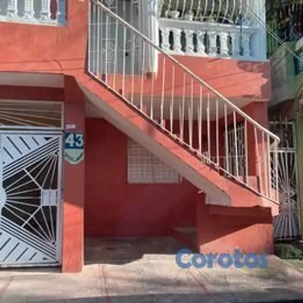 casas - Casa de 2 niveles con 3 viviendas en Los Mina – Id 2