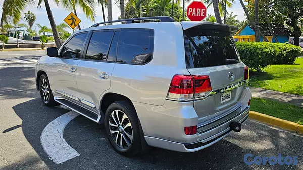 jeepetas y camionetas - VENDO LA LAND CRUISER MAS NUEVA, POCO USO 7