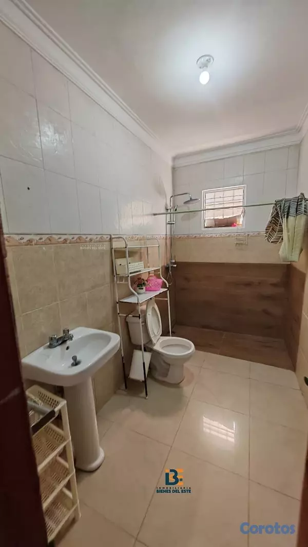 casas - Se vende amplia casa DE ESQUINA en la Entrada del  8