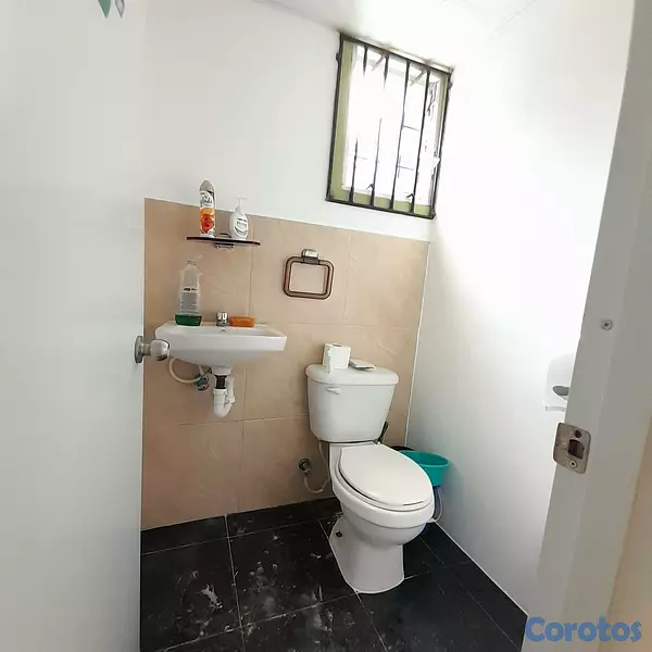 oficinas y locales comerciales - Local en alquiler en la Av Rómulo Betancourt Bella 6