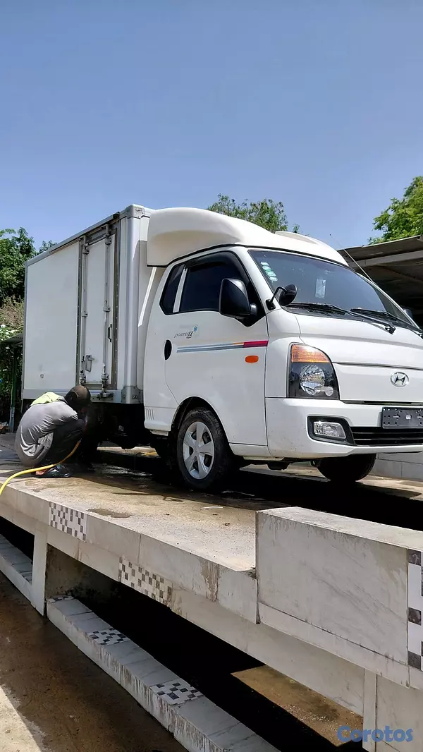 camiones y vehiculos pesados - Camion refrigerado, muy bajo kilometraje 68000 kilometros, radio CD. 2