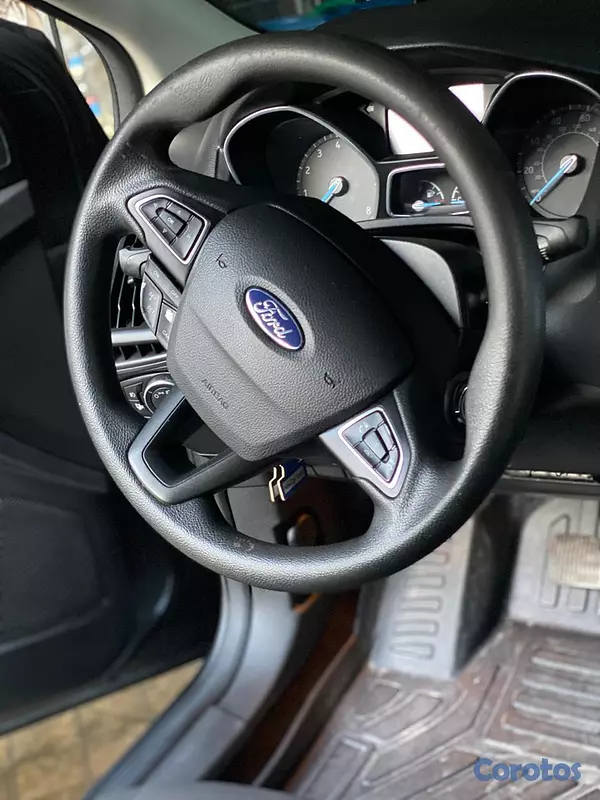 carros - Ford FocusSolo tiene un detalle un golpe en el baúl  2