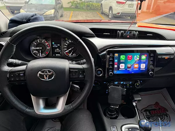 jeepetas y camionetas - Toyota Hilux 2022 SRV  9