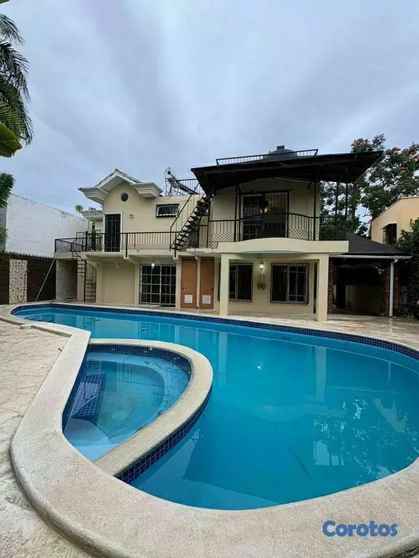 casas vacacionales y villas - Casa de 2 niveles en  alquiler  4