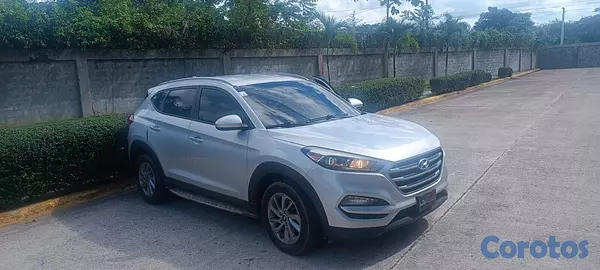 jeepetas y camionetas - Hyundai Tucson 2018  en excelentes condiciones  4