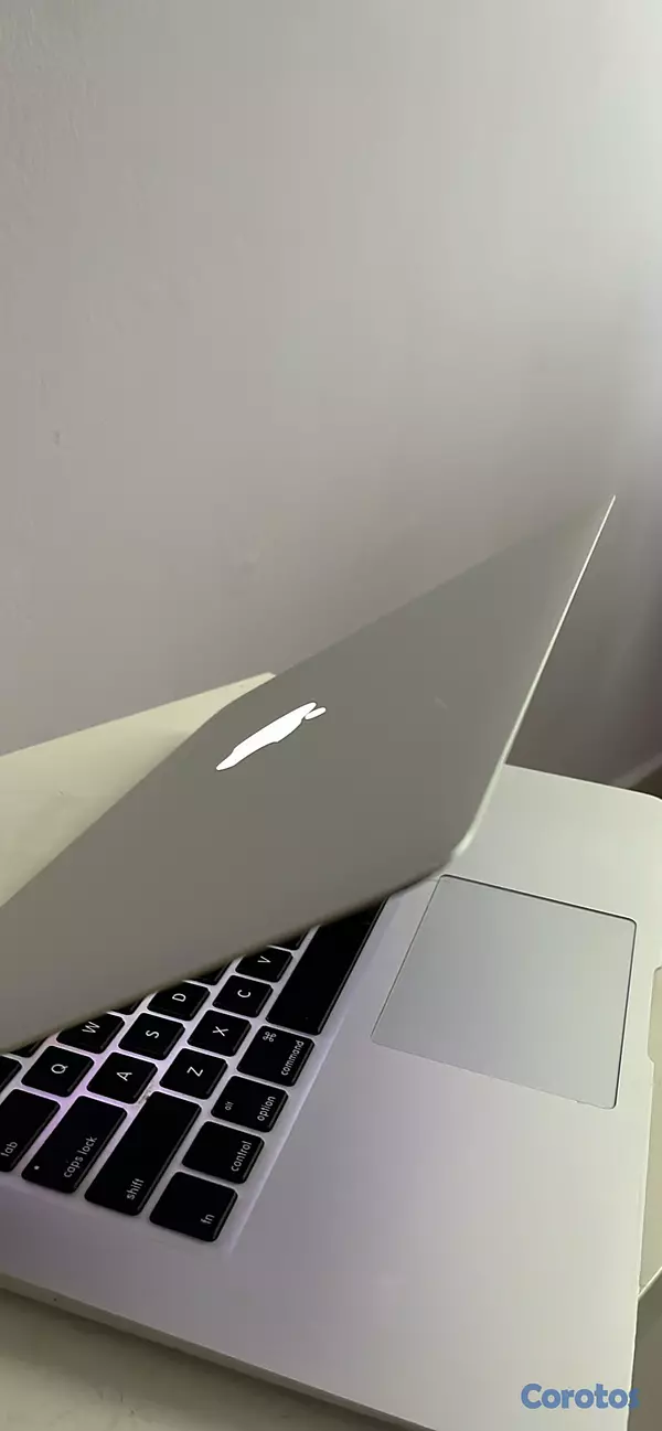 computadoras y laptops - Invierte en esta MacBook Air 13” 2015 i5 8GB RAM B 7