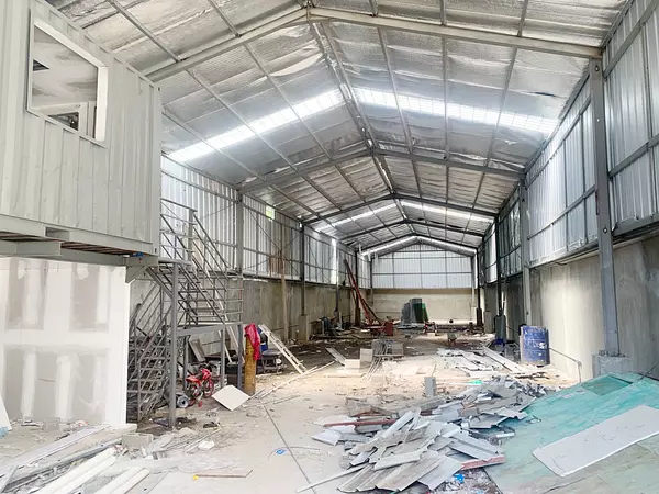 oficinas y locales comerciales - Nave céntrica y amplia  2