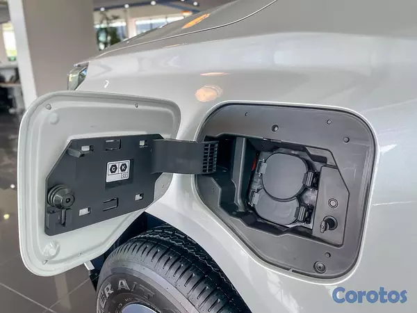 jeepetas y camionetas - Toyota Hilux LIMITED BEV 2026 7