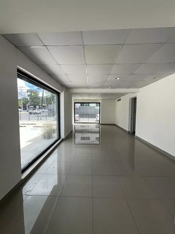 oficinas y locales comerciales - Local en alquiler con Drive thru en avenida principal 4