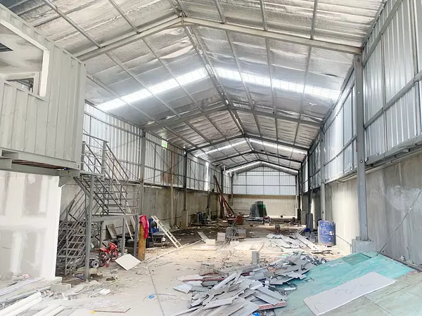 oficinas y locales comerciales - Nave céntrica y amplia  3