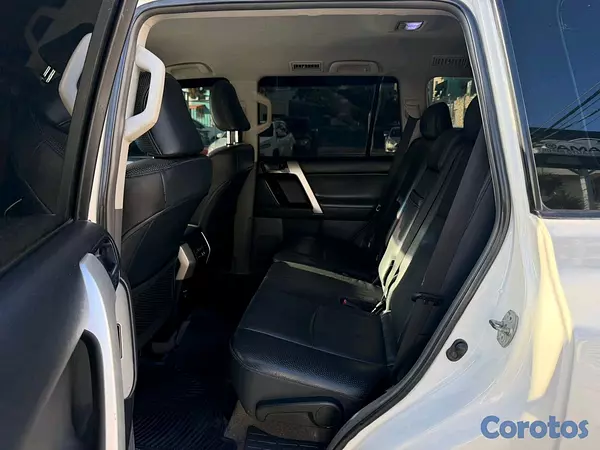 jeepetas y camionetas - Toyota Land Cruiser Prado 2013 VX 4x4 Con nevera 3 filas bien cuidada 8