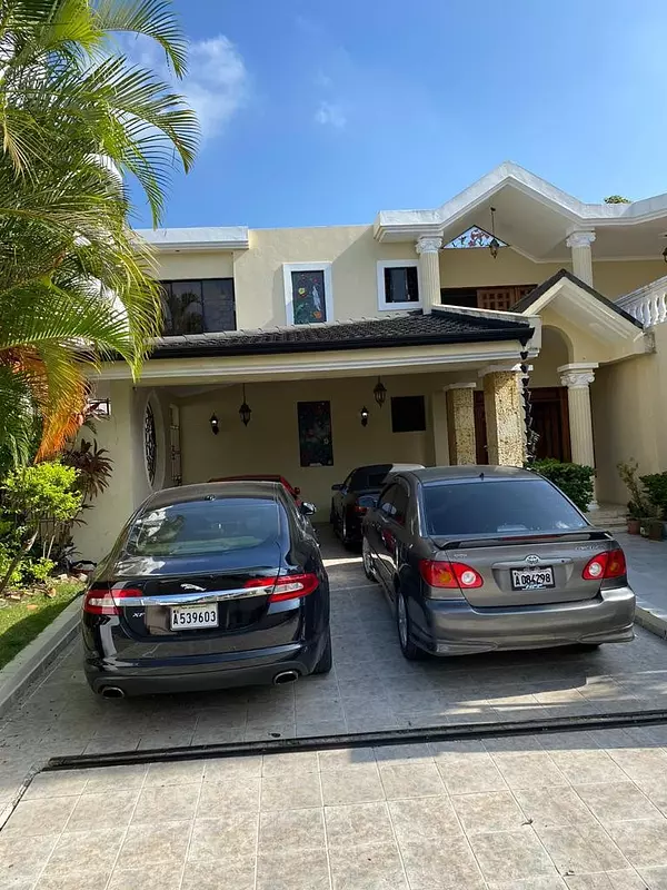 casas - Residencia de 2 Niveles en Los Laureles  2