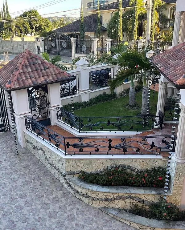 casas - Mansion de 3 Niveles ubicada en Cerro Alto  4