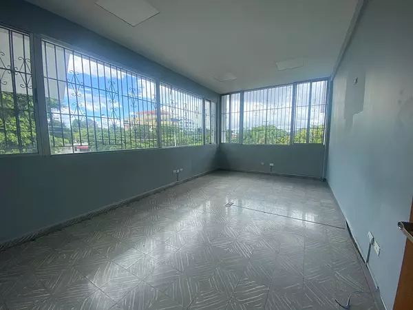 oficinas y locales comerciales - 🔵Alquilo Local 350 mts 3er piso en Gazcue  para oficina o negocio 
 4