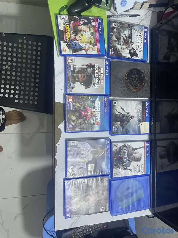 consolas y videojuegos - Ps4 Pro de 874.8 GB + 2 Mandos + 11 Juegos Físicos + 31 Juegos Digotales 2